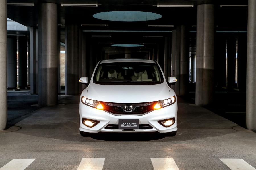  Honda Jade Hybrid 2015 года  (фото 13 из 30)